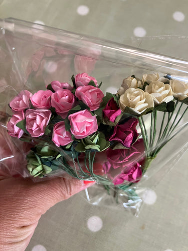 Random pack of paper flowers